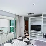 Flat Com Servico E Lazer Com Vista Para O Mar Da Barra Da Tijuca